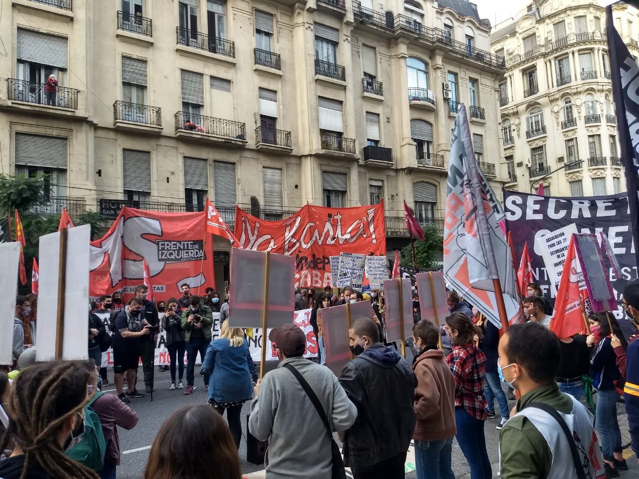 Puede ser una imagen de 1 persona, caminando, de pie, multitud, monumento y al aire libre