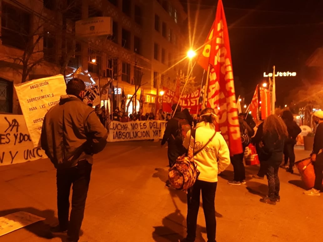 Puede ser una imagen de una o varias personas, personas de pie, multitud y al aire libre
