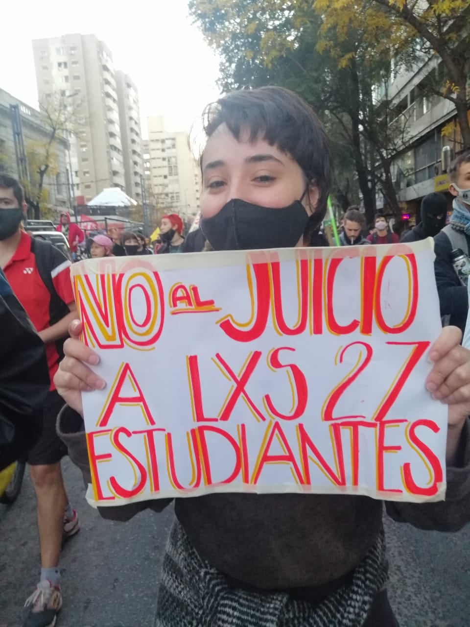 Puede ser una imagen de 1 persona, de pie, al aire libre y texto que dice "NO AL JUICIO A LXS2Z LXS ESTUDIANTES"