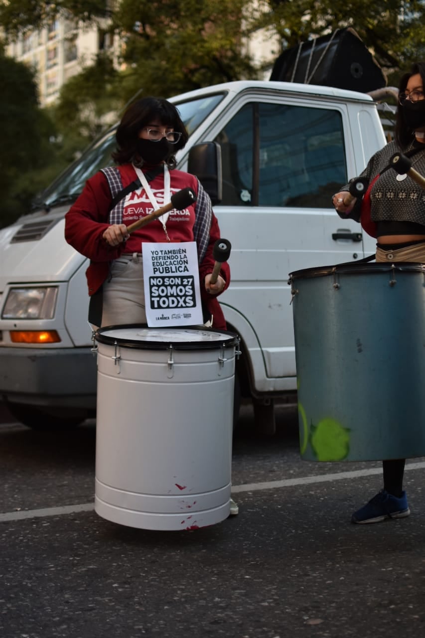 Puede ser una imagen de una o varias personas, personas de pie y al aire libre
