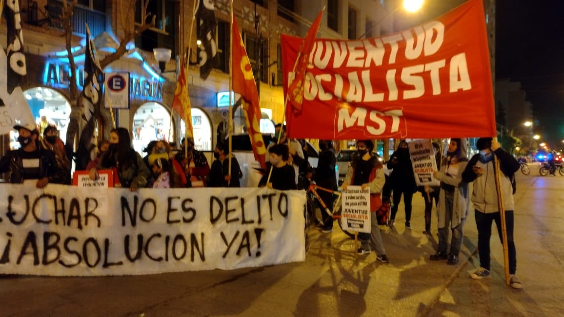 Puede ser una imagen de una o varias personas, personas de pie, multitud y al aire libre