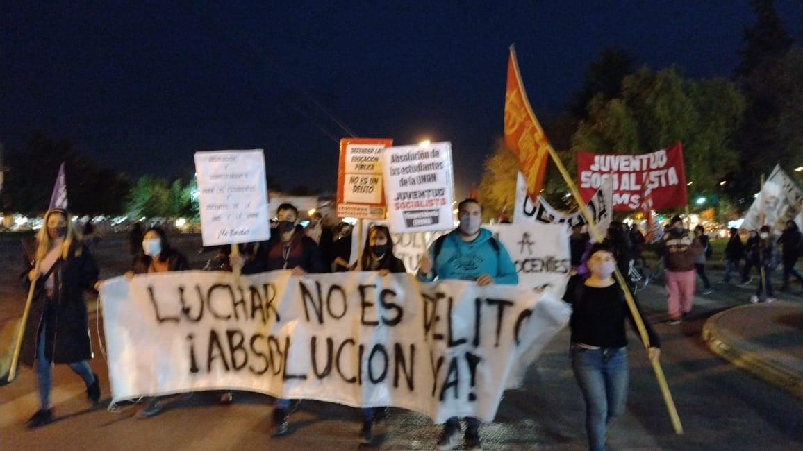 Puede ser una imagen de una o varias personas, personas de pie y al aire libre