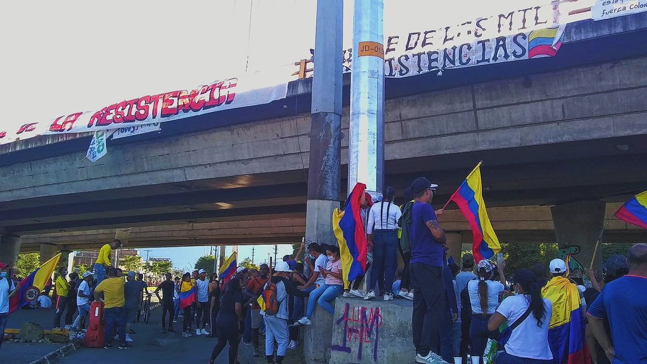 Puede ser una imagen de una o varias personas, personas de pie y al aire libre