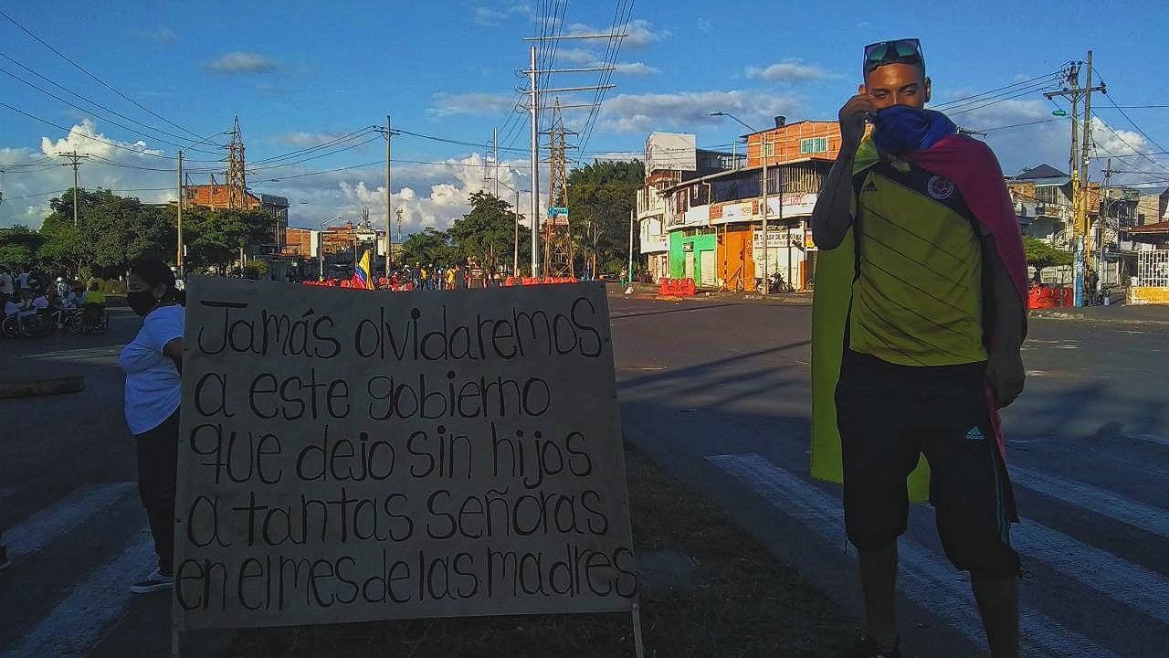 Puede ser una imagen de 1 persona, de pie y carretera