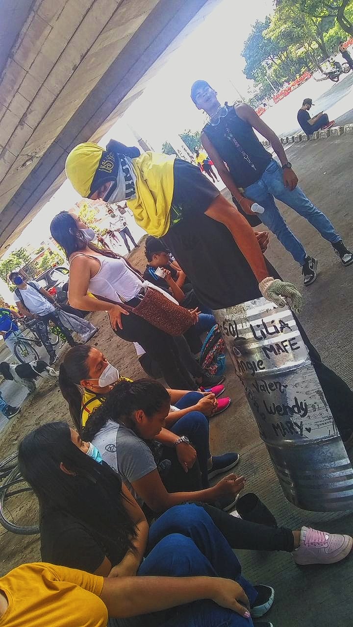 Puede ser una imagen de una o varias personas, personas de pie y al aire libre