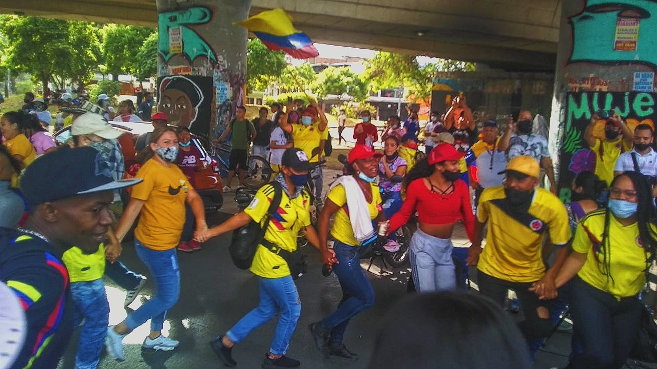 Puede ser una imagen de 3 personas, personas de pie, al aire libre y multitud
