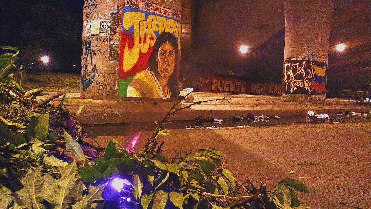 Puede ser una imagen de pared de ladrillo y al aire libre