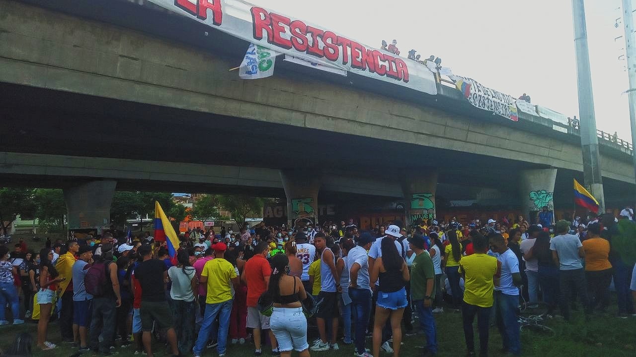 Puede ser una imagen de una o varias personas, personas de pie, multitud y al aire libre