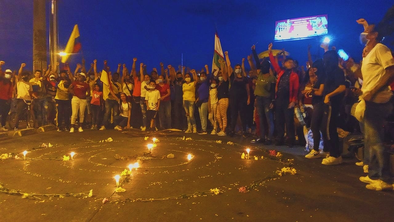 Puede ser una imagen de una o varias personas, personas de pie y al aire libre