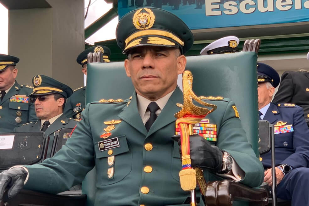 Alguna duda de que Zapateiro es un loco fanático?" lluvia de crÃticas al Comandante del EJército - Las2orillas