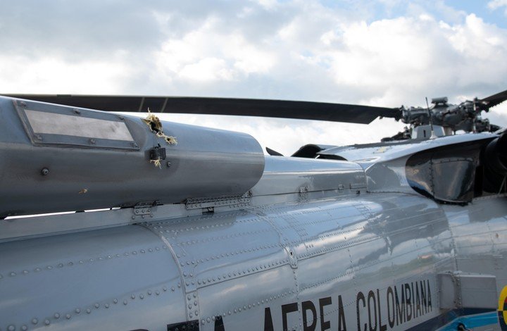 Algunas de las balas que impactaron en el helicóptero que trasladaba al presidente colombiano Iván Duque. Foto: EFE
