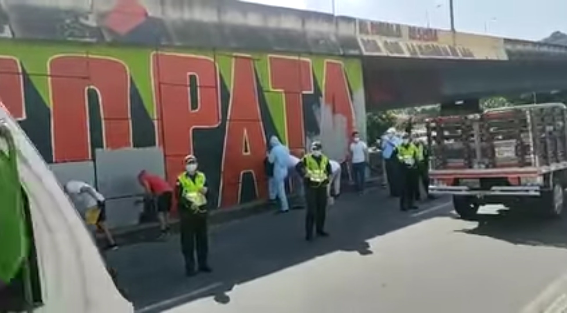 Puede ser una imagen de una o varias personas y al aire libre