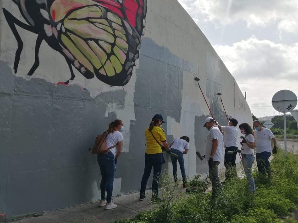 Puede ser una imagen de una o varias personas y personas de pie
