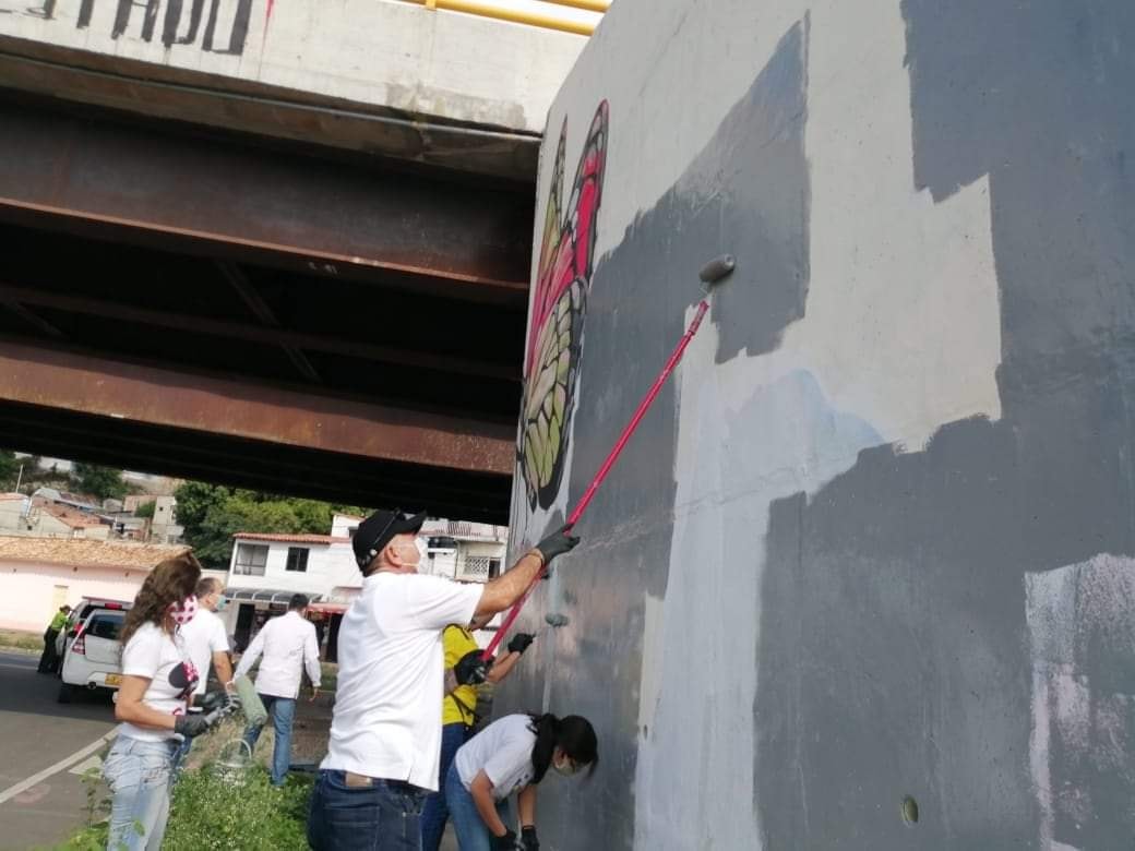 Puede ser una imagen de una o varias personas