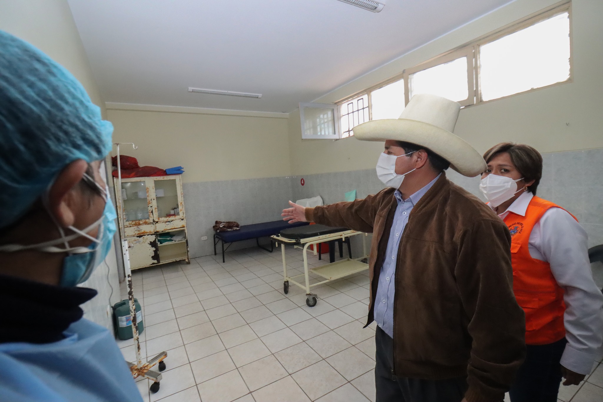 Puede ser una imagen de 1 persona, de pie e interior