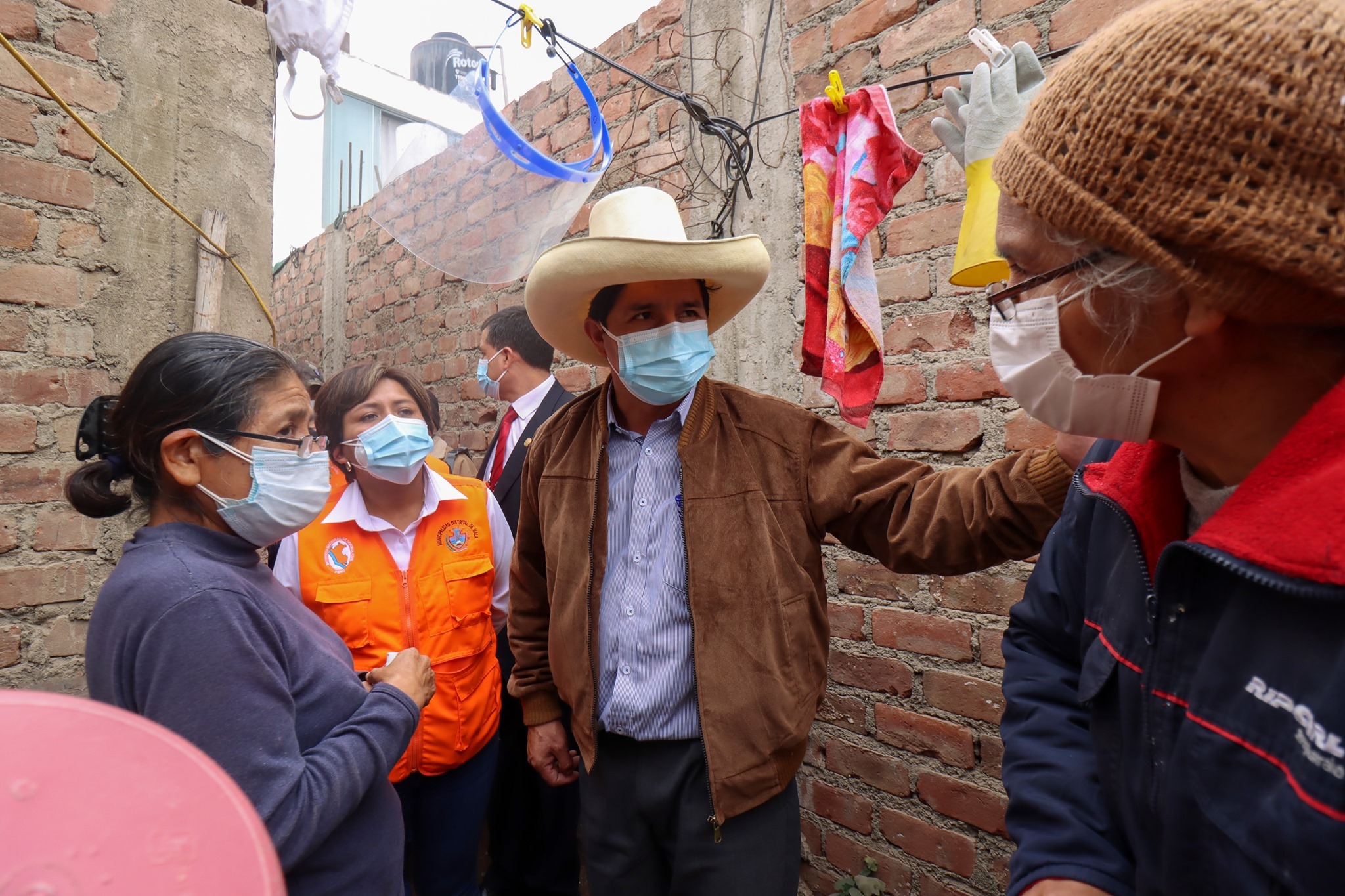 Puede ser una imagen de 2 personas, personas de pie y al aire libre
