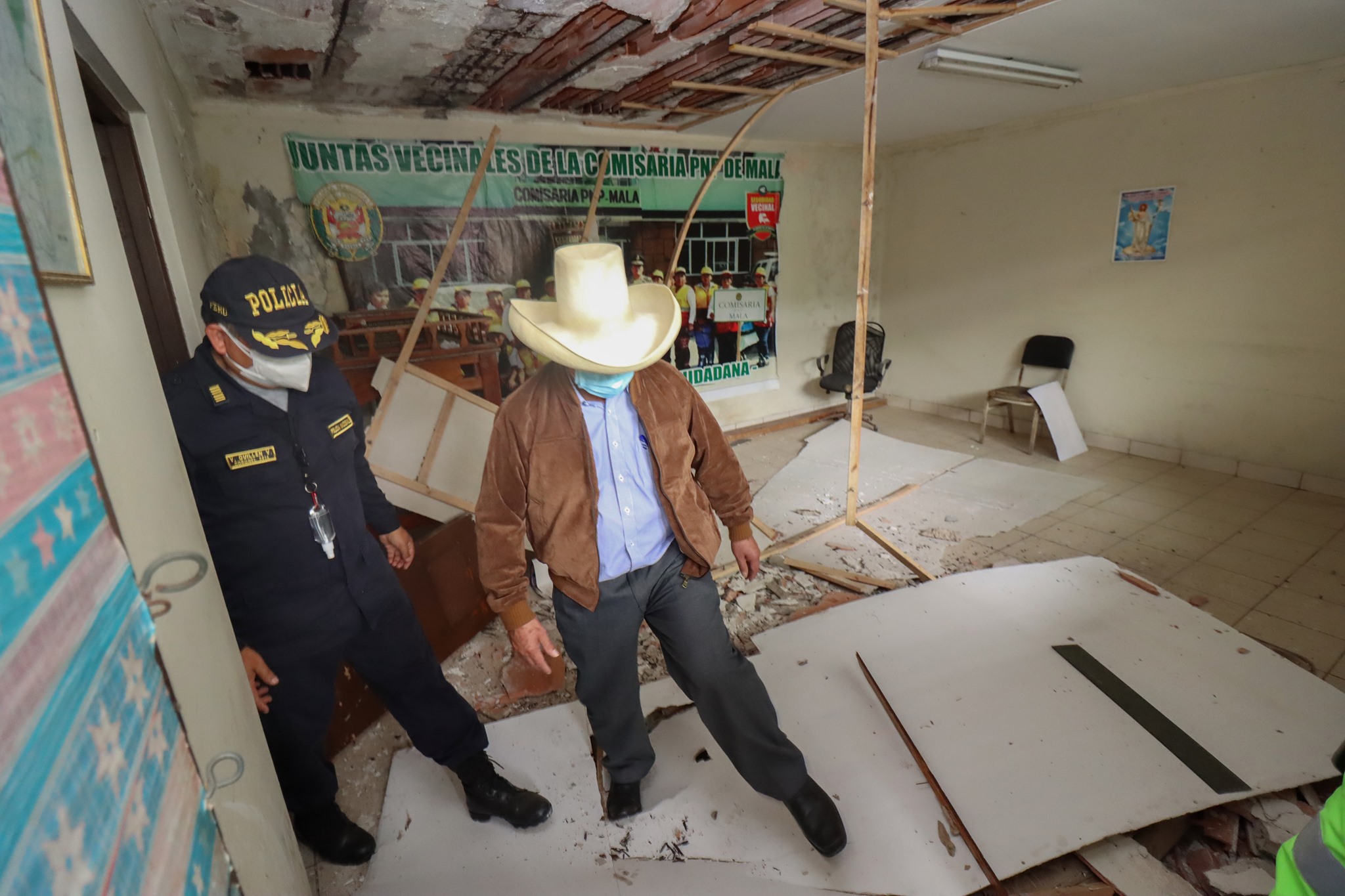 Puede ser una imagen de una o varias personas y personas de pie