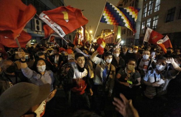 Perú. Pedro Castillo: “Cuando el pueblo se alza, no hay mafia ni amenaza que pueda detenerlo” /Cientos de miles de manifestantes en todo el país gritaron: «Si no hay reconocimiento: paro general!»