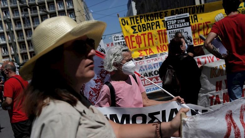 Las autoridades y los empresarios en Grecia se podrían estar adentrando a un tema de violación de los derechos de los trabajadores en medio de la pandemia y el teletrabajo. Las autoridades y los empresarios en Grecia se podrían estar adentrando a un tema de violación de los derechos de los trabajadores en medio de la pandemia y el teletrabajo.