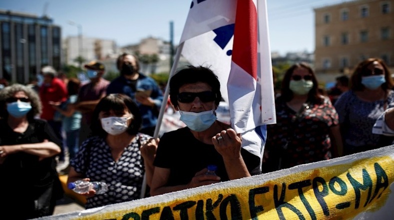 Los manifestantes han reclamado el retroceso que esto significa para el sector, resaltando que lo que se debe buscar en realidad es la reducción de la jornada de 8 a 6 horas, para el bienestar de los trabajadores. Los manifestantes han reclamado el retroceso que esto significa para el sector, resaltando que lo que se debe buscar en realidad es la reducción de la jornada de 8 a 6 horas, para el bienestar de los trabajadores.