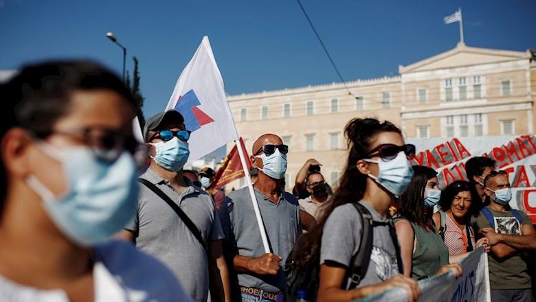 Los manifestantes se concentraron a las afueras del Parlamento donde se discute este 16 de junio la reforma que contiene además del aumento de horas, el fin de los convenios colectivos, el fichaje obligatorio y el aumento a las horas extraordinarias anuales. Los manifestantes se concentraron a las afueras del Parlamento donde se discute este 16 de junio la reforma que contiene además del aumento de horas, el fin de los convenios colectivos, el fichaje obligatorio y el aumento a las horas extraordinarias anuales.