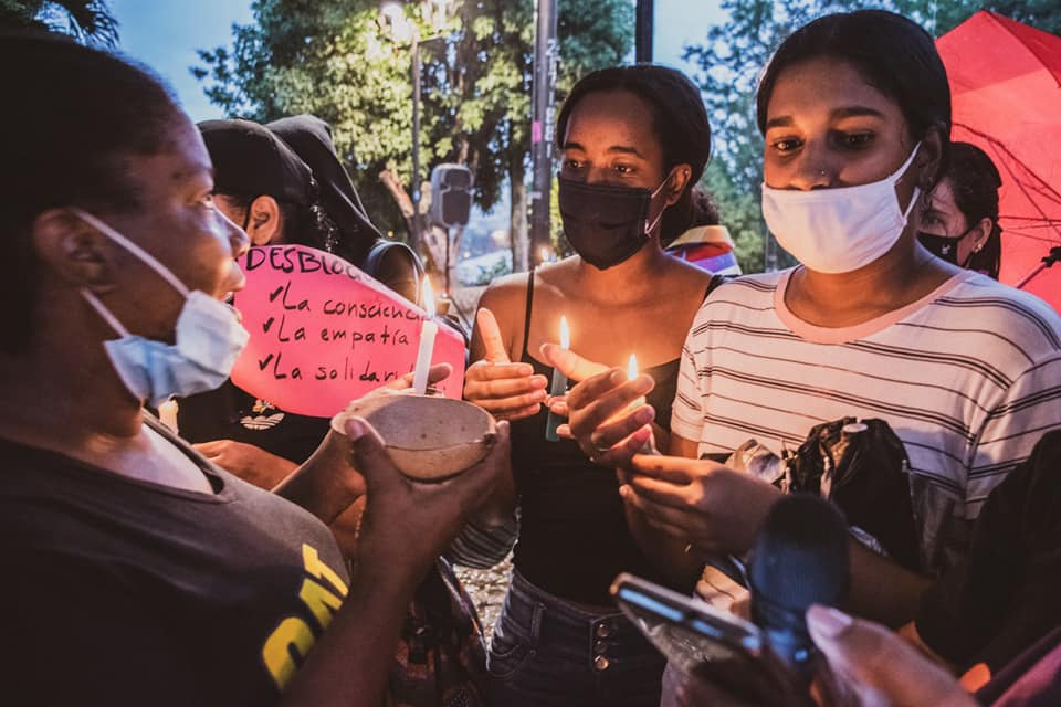 Puede ser una imagen de una o varias personas y personas de pie