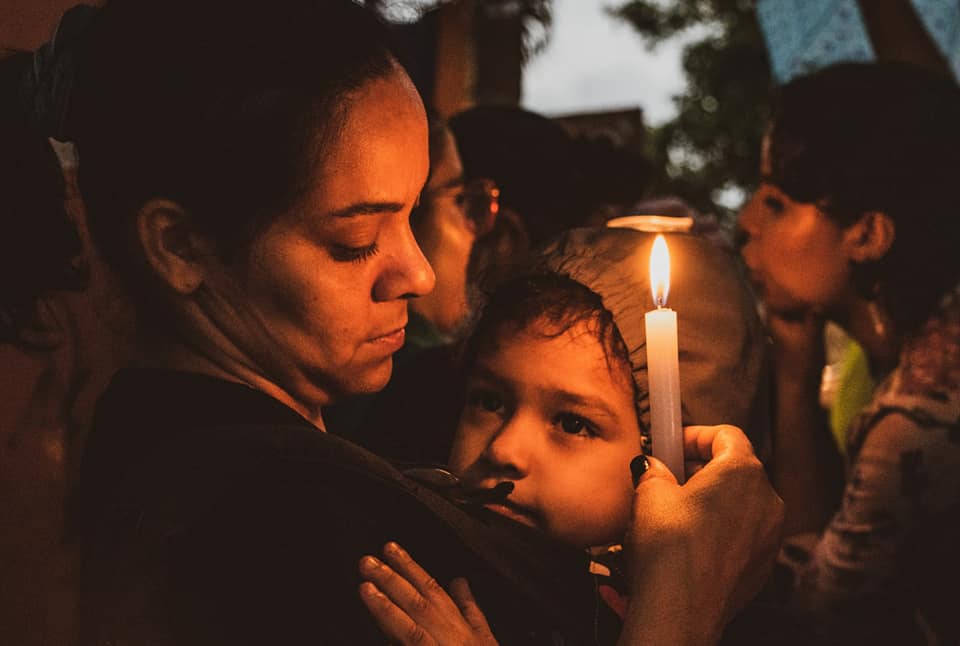 Puede ser un primer plano de 2 personas, ni&ntilde;os, vela y fuego