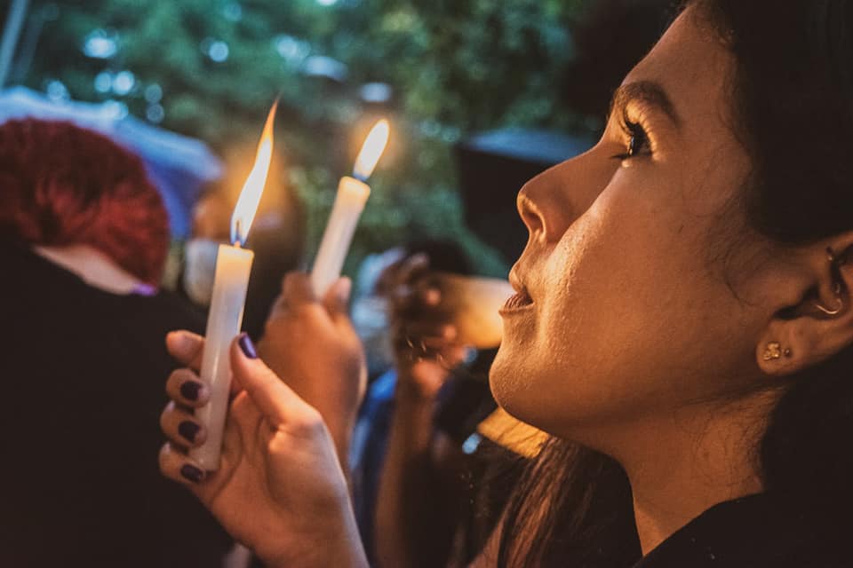 Puede ser una imagen de una o varias personas y fuego