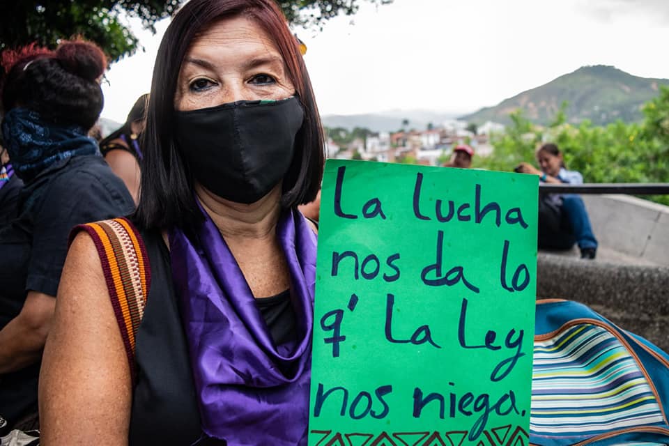 Puede ser una imagen de 1 persona, de pie y al aire libre