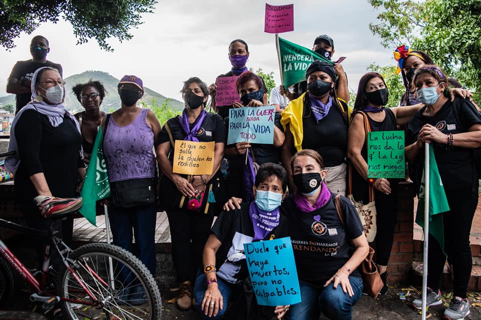 Puede ser una imagen de 4 personas, personas de pie y al aire libre