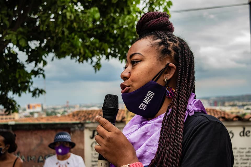 Puede ser una imagen de 1 persona, de pie y al aire libre