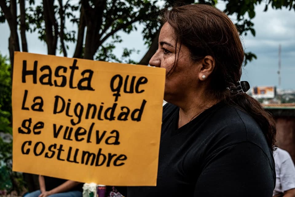 Puede ser una imagen de una o varias personas, personas de pie y al aire libre