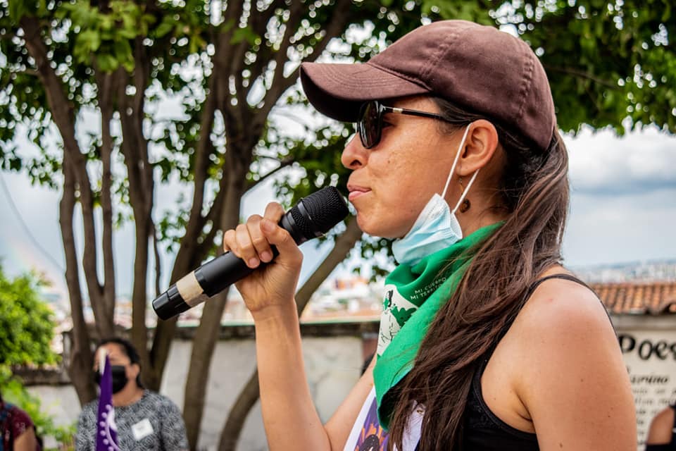 Puede ser una imagen de 1 persona, de pie y al aire libre