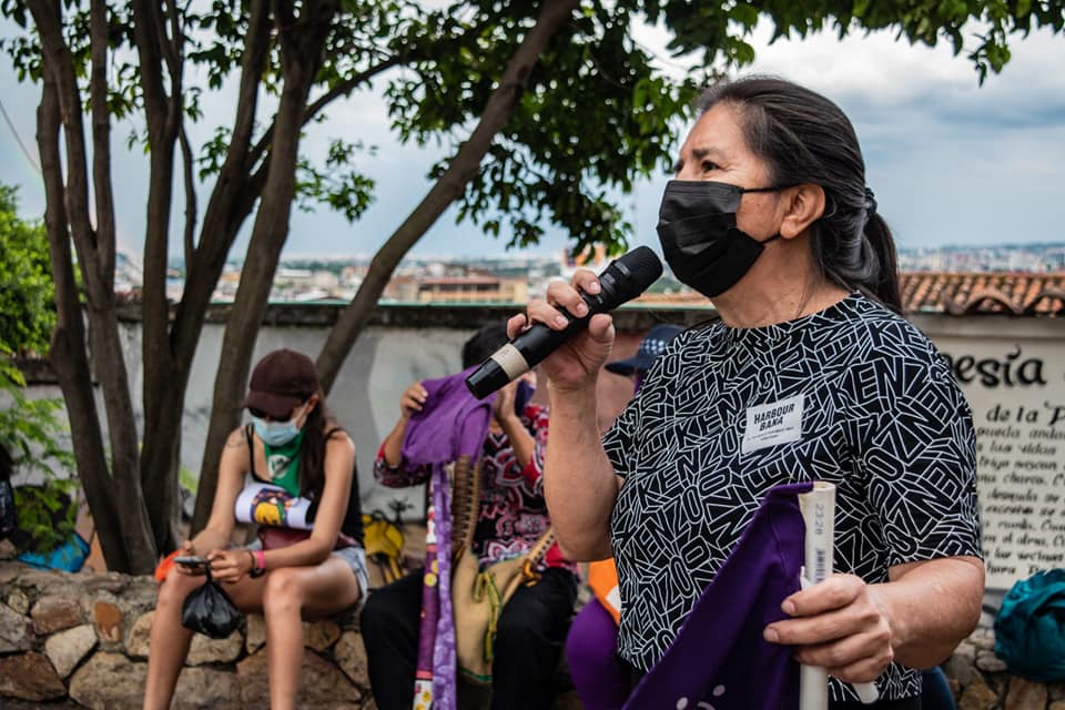 Puede ser una imagen de una o varias personas, personas de pie y al aire libre