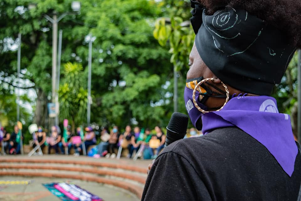 Puede ser una imagen de una o varias personas, personas de pie y al aire libre