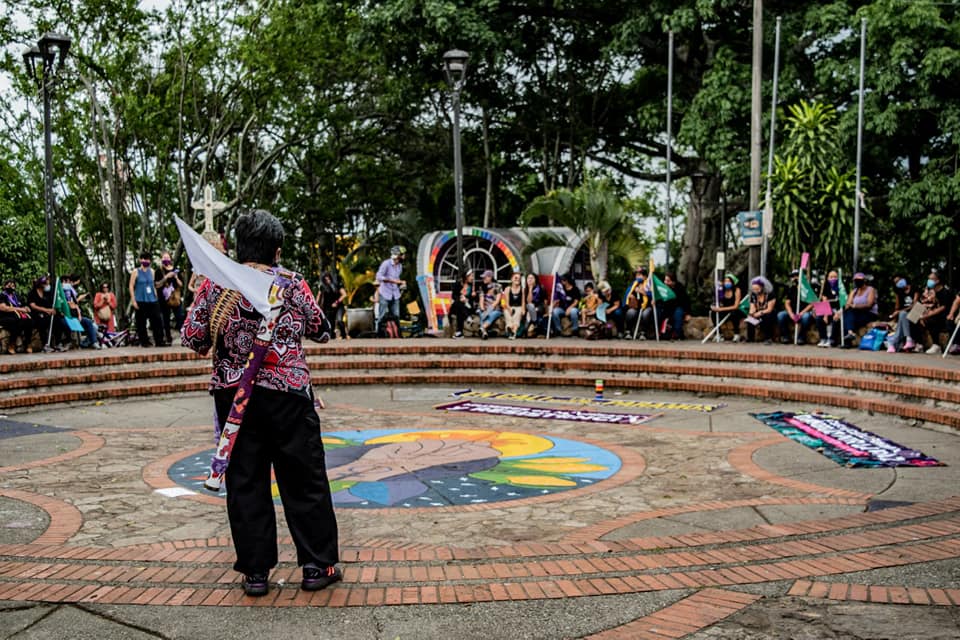 Puede ser una imagen de una o varias personas, personas de pie y al aire libre