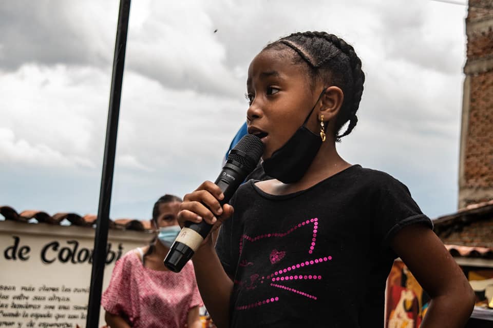 Puede ser una imagen de ni&ntilde;os, de pie y al aire libre