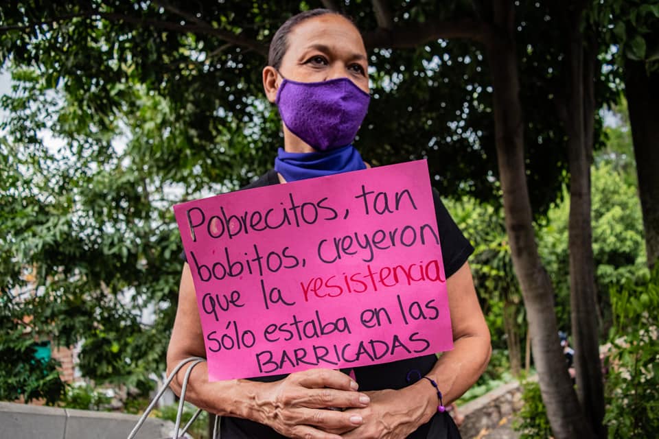 Puede ser una imagen de 1 persona, de pie, al aire libre y texto que dice "Pobrecitos, tan bobitos, vesistencia creyeron que la s&oacute;lo BARRICADAS en las"
