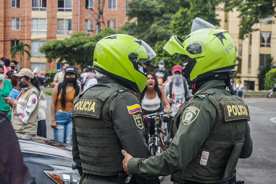 Puede ser una imagen de 1 persona, de pie y al aire libre