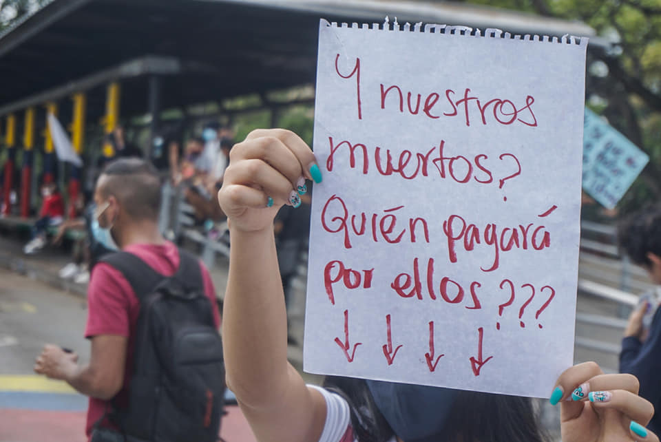 Puede ser una imagen de una o varias personas, personas de pie y al aire libre