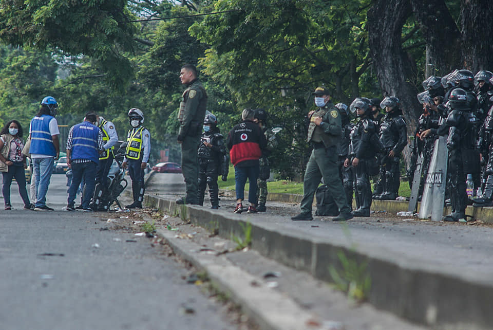 Puede ser una imagen de una o varias personas y al aire libre