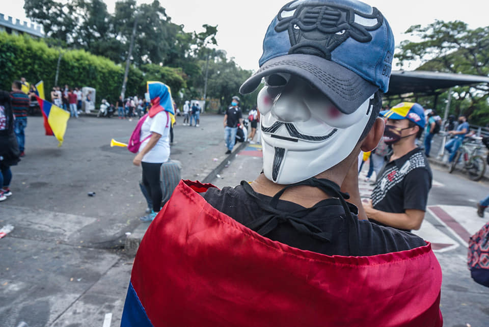 Puede ser una imagen de una o varias personas, personas de pie y al aire libre