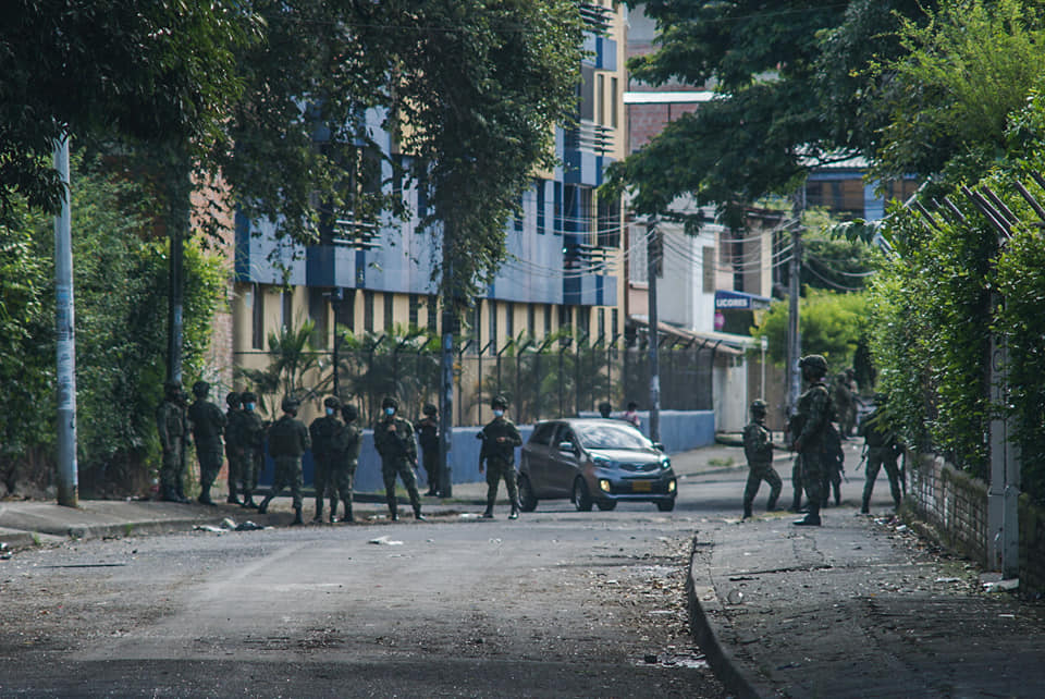 Puede ser una imagen de una o varias personas, &aacute;rbol, carretera y calle