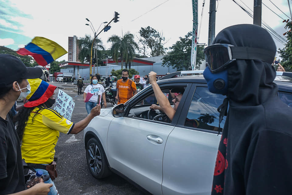 Puede ser una imagen de una o varias personas, personas de pie y carretera