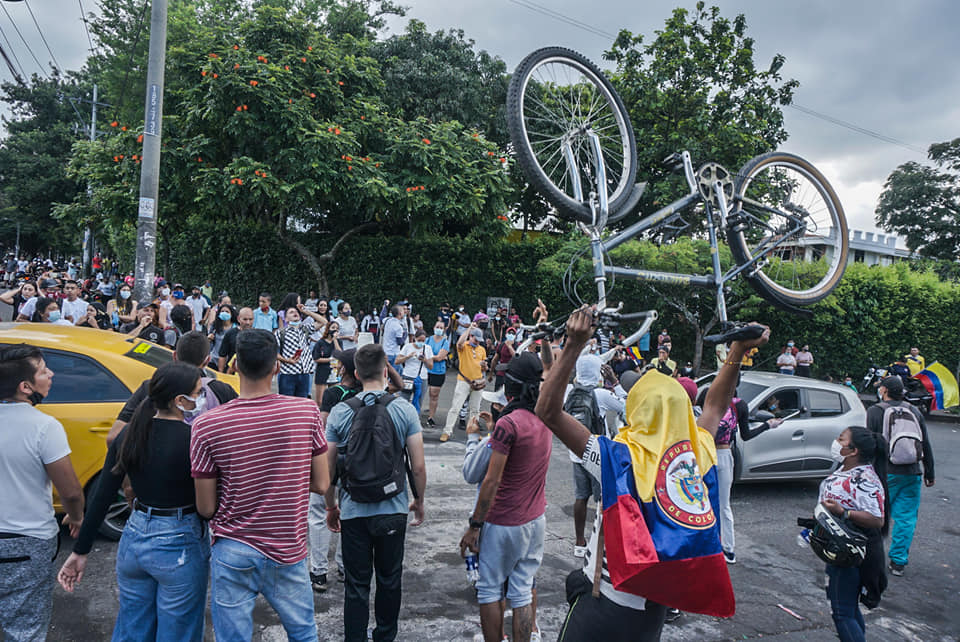 Puede ser una imagen de una o varias personas, personas de pie, bicicleta y al aire libre