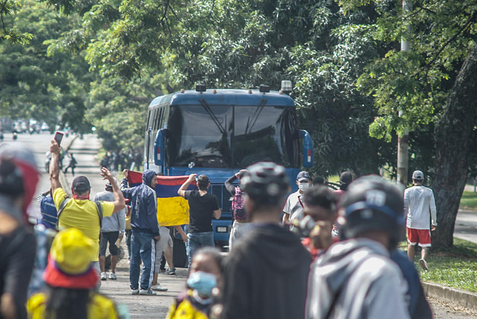Puede ser una imagen de una o varias personas, personas de pie y al aire libre