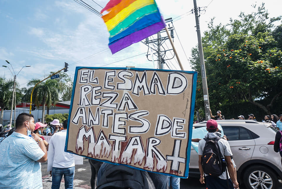 Puede ser una imagen de una o varias personas y personas de pie