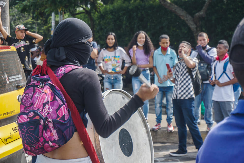 Puede ser una imagen de 5 personas, personas de pie, personas tocando instrumentos musicales y al aire libre