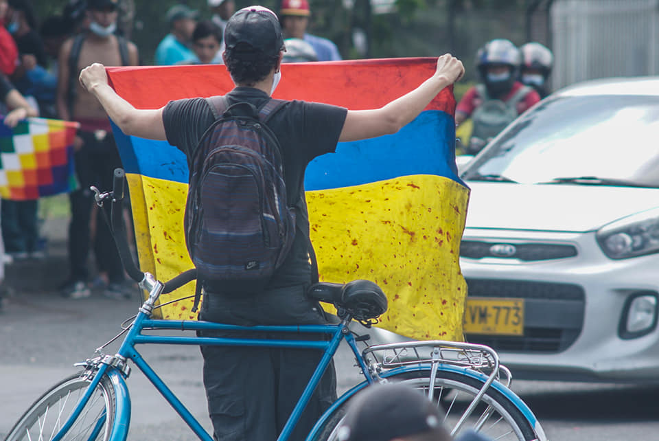 Puede ser una imagen de una o varias personas, personas de pie, bicicleta y al aire libre