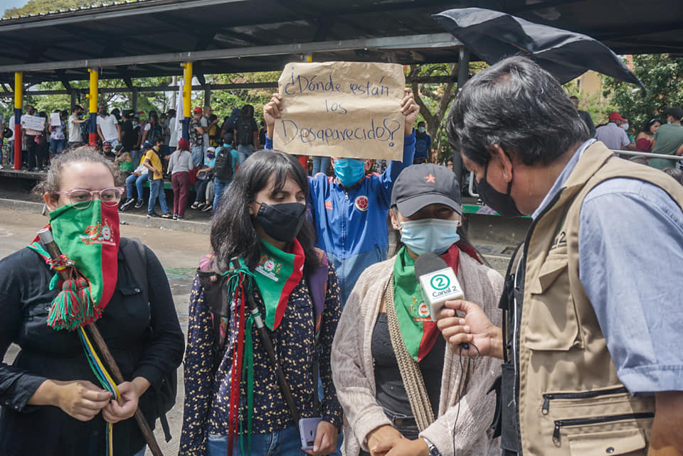 Puede ser una imagen de una o varias personas, personas de pie, personas sentadas y al aire libre
